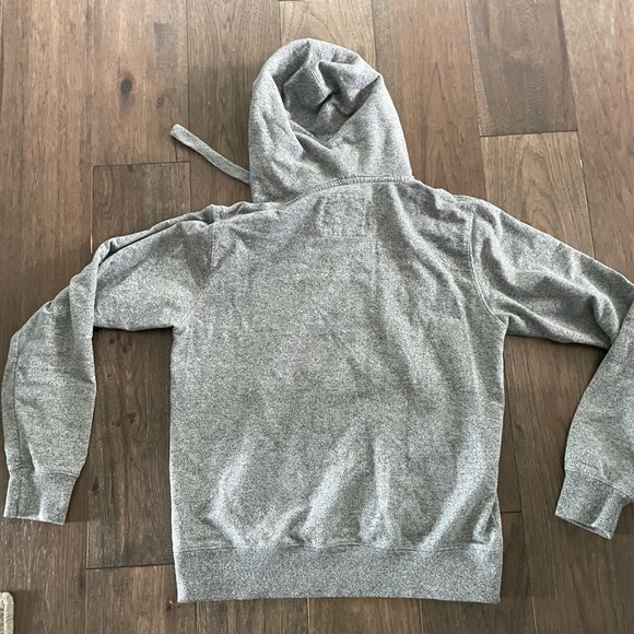 Bundle of 3 sweatshirts sized M. The grey one in the middle is cropped. - Picture 9 of 11